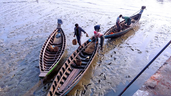 Bateaux plats et boue