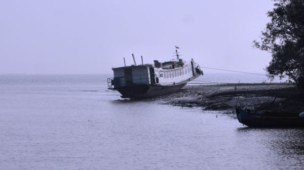 Bateau de promenade échoué