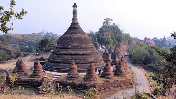 Pagode Ratanabon et ses 24 stupas