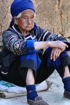 Femme Yi, Mamie 93 ans