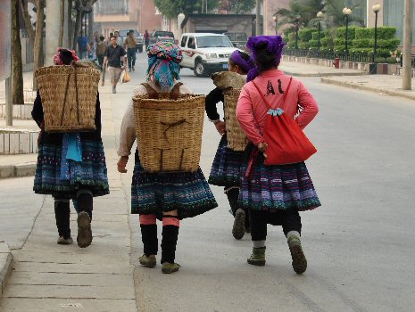 3 femmes Miao quittant le march