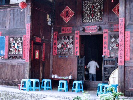 Entrée d'une taverne à Wangche