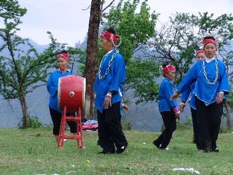 Femmes dansant au rythme  d'un tambour