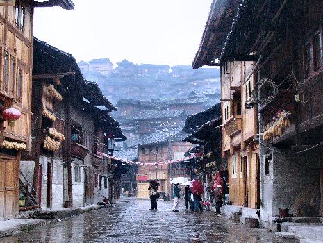 Rue sous la pluie à Xijiang