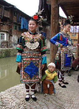 Femmes en tenues de fte