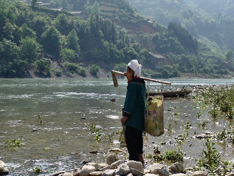 Femme regardant la rivire Duliu