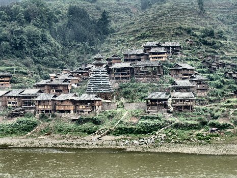 Village Dong en bordure de la Dului