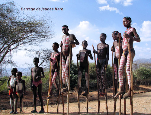 Jeunes barrant la piste