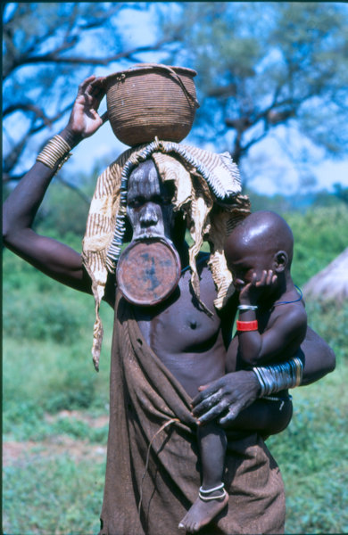 Femme Mursi avec enfant