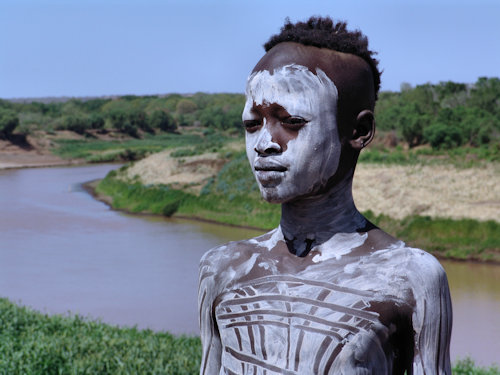 Jeune Karo au bord de l'Omo