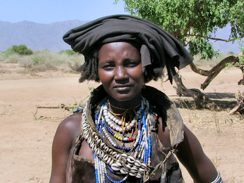 Femme Hamar et son bebe dans le dos