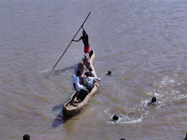 Traversée de l'Omo sur une pirogue locale