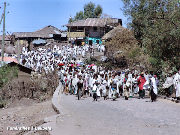 funérailles, la foule