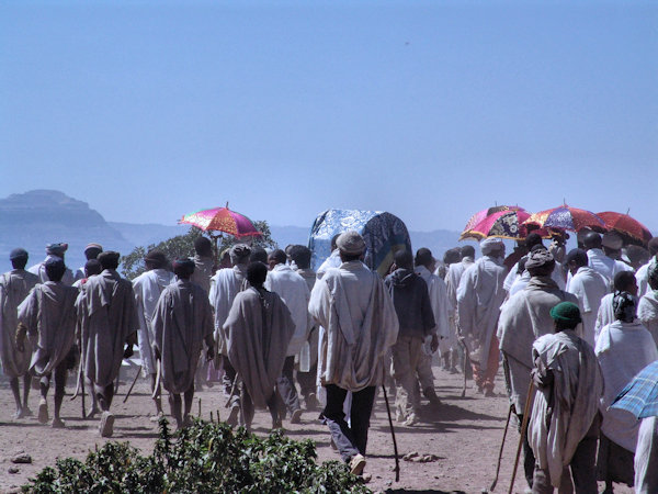 la foule derrière le cercueil