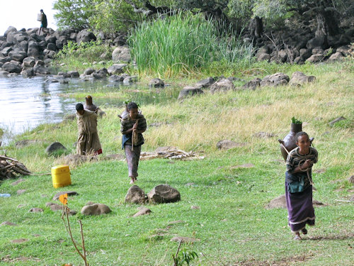 Porteuse d'eau à l'ile d'Uhra