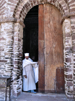 Prêtre attendant à la porte