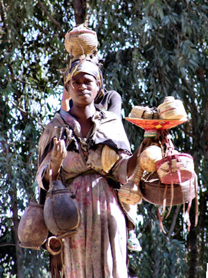 Femme vendant des souvenirs