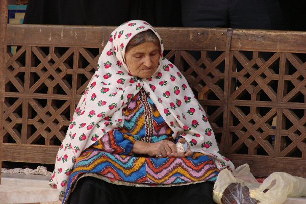 Femme d'Abyaneh avec son foulard traditionnel