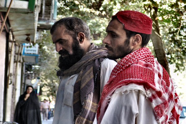 2 hommes regardant une vitrine