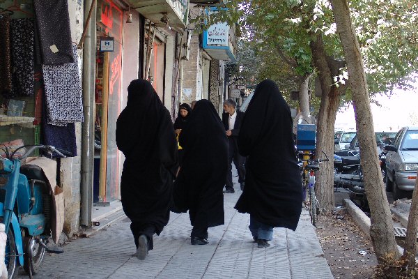 3 Iraniennes dambulent