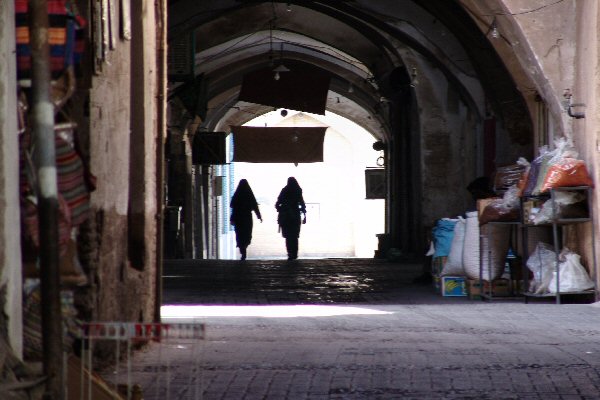 2 silhouettes dans le passage couverts