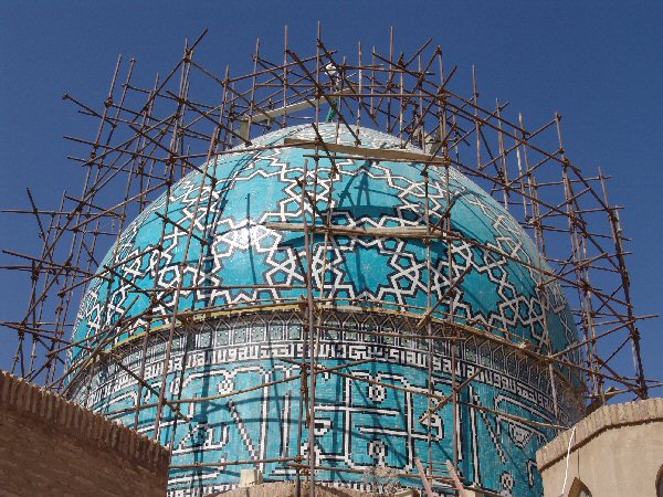 Dome en restauration du mausolée de Mahan