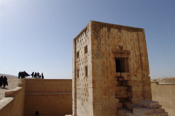 Tour du Feu Sacr de la ncropole Achmnide.