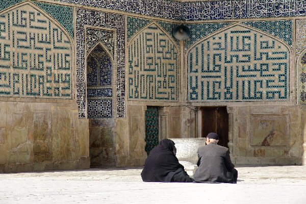 Fidles dans la cour de la mosque du Vendredi