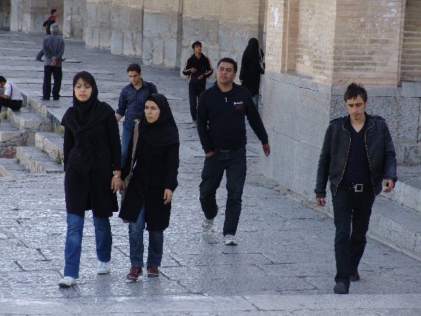 Jeunes gens sur le pont Kh=aju