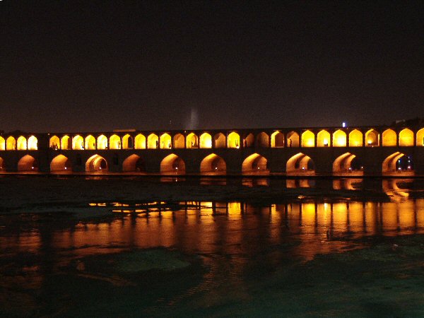 Pont des 33 Arches, la nuit