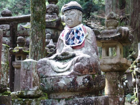 Statue avec bavoir - Ncropole Okuno-In