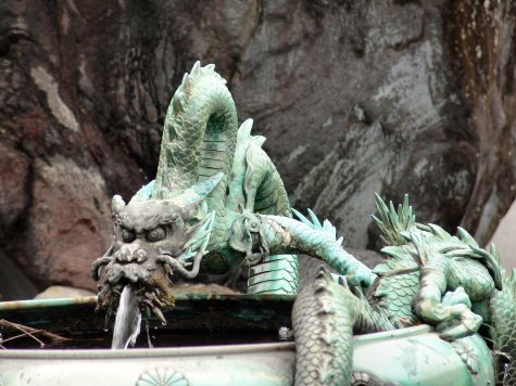 Fontaine au Dragon crachant de l'eau