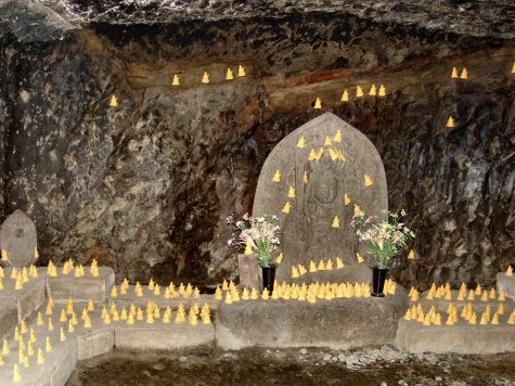 Ex-voto dans la grotte de Hase