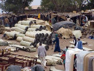 Marchandises sur les quais du Niger