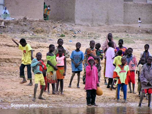 Enfants sur la rive