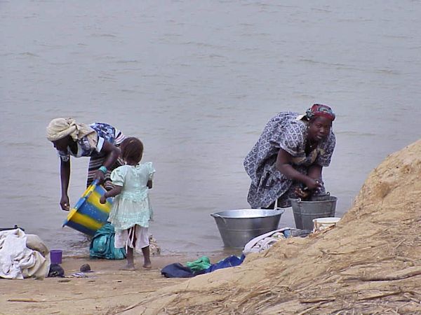 Femmes lavant le linge