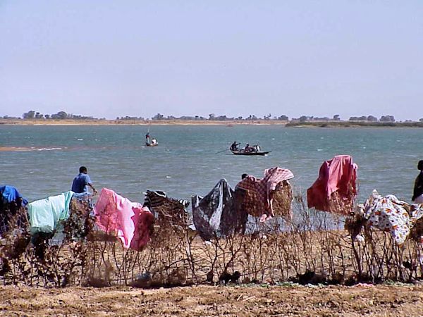 Linge schant sur la rive du Niger