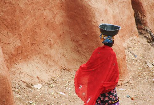 Porteuse d'eau au foulard