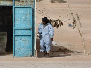 Pecheur près de sa cabane