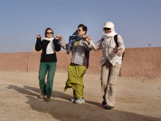 Jacqueline, Josette et Chantal dansant