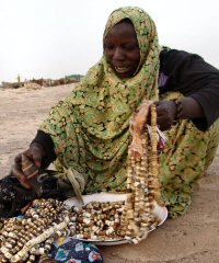 Femme vendant des colliers