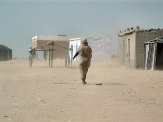 Femme dans la tempte de sable