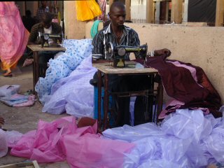 Couturier avec tissus colorés