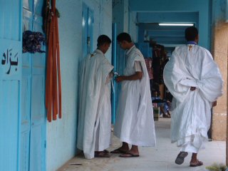 3 Hommes dans la galerie bleue