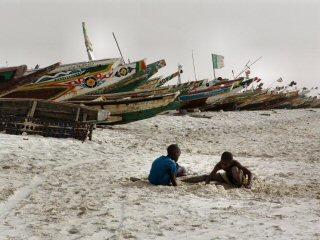 Enfants sur fond de bateaux