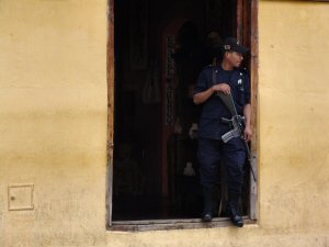 Policier armé