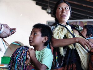 Jeune indien vendant ses bracelets