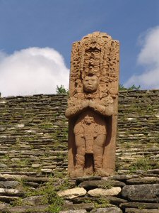 Statue faisant face  la pyramide de Tonina