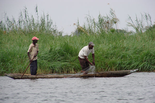 Pêcheurs dans une pirogue