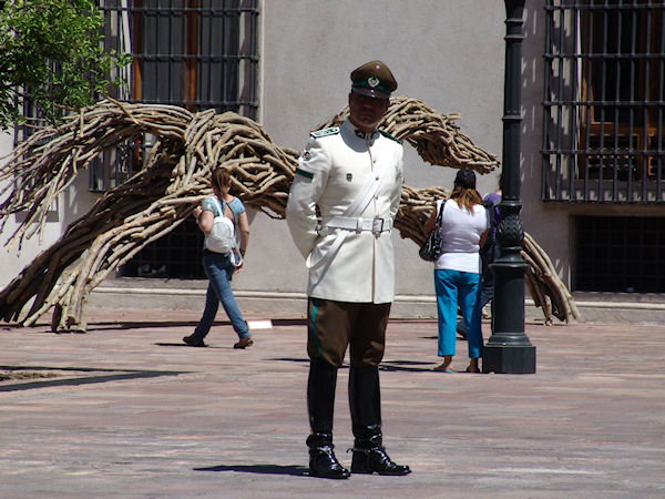 Policier à l'intérieur de la Moneda